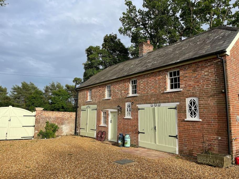 The Georgian Coach House:New Forest With Hot Tub Fordingbridge Exterior foto